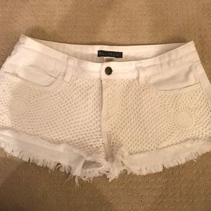 Super cute white billabong shorts